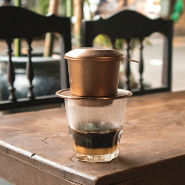 Traditioneller vietnamesischer Kaffee bei Hot Wok Dresden am Wasaplatz – kräftiger Kaffee mit süßer Kondensmilch in authentischer Zubereitung