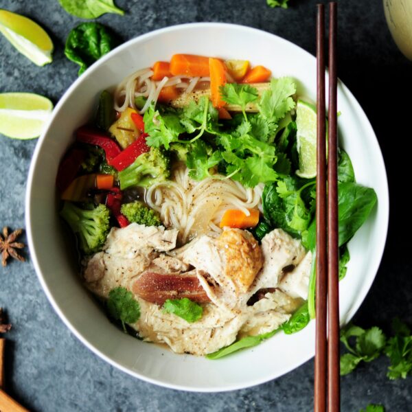 Frische vietnamesische Nudelsuppe mit Gemüse, Hähnchen und Kräutern bei Hot Wok Dresden am Wasaplatz – authentische asiatische Küche mit frischen Zutaten