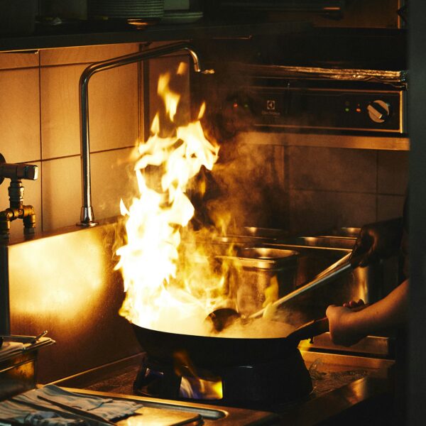 Wok-Kochkunst bei Hot Wok Dresden am Wasaplatz – Flammen, frische Zutaten und authentische asiatische Küche in der offenen Küche zubereitet