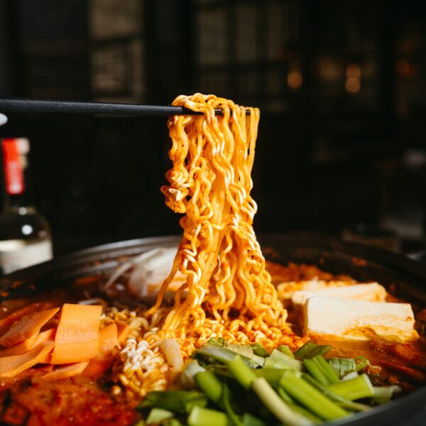 Frische asiatische Ramen-Nudeln mit Gemüse und Tofu bei Hot Wok Dresden am Wasaplatz – authentisch, aromatisch und frisch zubereitet