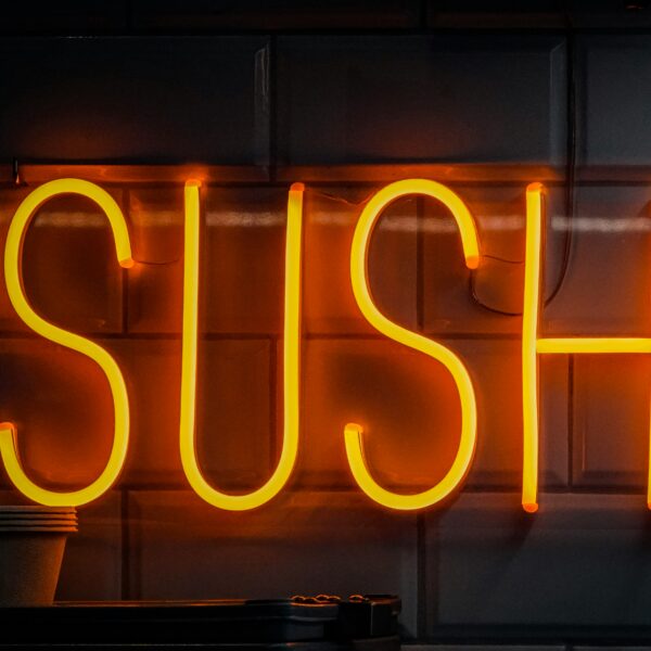 SUSHI-Leuchtschild im Hot Wok Dresden am Wasaplatz – stilvolle asiatische Atmosphäre und frisches Sushi-Angebot