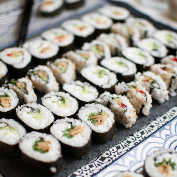 Frisches Sushi bei Hot Wok Dresden am Wasaplatz – vielfältige Sushi-Rollen mit Gemüse, Fisch und Reis, serviert auf einer eleganten Platte