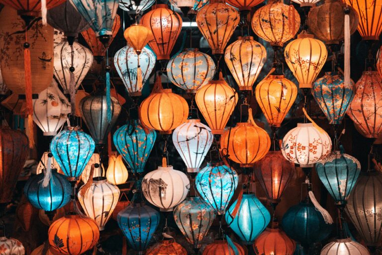 Magische Lichter Asiens – Handgefertigte Lampions erhellen den Nachtmarkt.